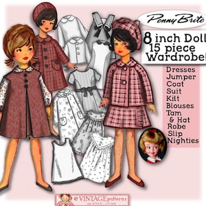 Puede incluir: Un patrón de muñeca de papel vintage para una muñeca de 20 cm con 15 piezas de ropa. La muñeca lleva un abrigo y una falda de cuadros rosas. El patrón incluye vestidos, un mono, un abrigo, un traje, una falda escocesa, blusas, un gorro y un sombrero, una bata, una enagua y camisones.