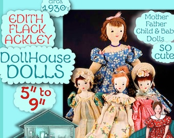 Puede incluir: Un conjunto de cinco muñecas de casa de muñecas vintage, de la década de 1930, hechas de tela y que miden de 12,7 a 22,9 cm de alto. Las muñecas están vestidas con vestidos coloridos con estampados florales y están colocadas en un escenario de casa de muñecas. El texto "EDITH FLACK ACKLEY DollHouse DOLLS 5" to 9" " es visible en la imagen.