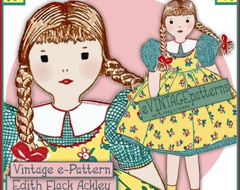 Puede incluir: Patrón vintage para una muñeca de niña pequeña, alrededor de 1938, de Edith Flack Ackley. La muñeca lleva un vestido amarillo con estampado floral rojo y verde, mangas a cuadros verdes y blancos y un cuello blanco. La muñeca tiene el pelo castaño en trenzas y un lazo rojo.