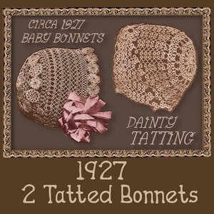 Op de afbeelding: Twee vintage, crèmekleurige, gehaakte baby mutsjes met een delicaat kantpatroon. De mutsjes zijn omlijst met een gouden rand en de tekst "Circa 1927 Baby Bonnets" en "Dainty Tatting" is zichtbaar. De tekst "1927 2 Tatted Bonnets" staat onder de lijst.
