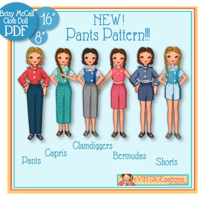 Pu&ograve; includere: Cinque bambole di carta che indossano diversi stili di pantaloni: pantaloni, capri, pantaloni a zampa d'elefante, bermuda e pantaloncini. Le bambole sono tutte alte 40,6 cm e il modello &egrave; per una bambola di 20,3 cm. Il testo "NUOVO! Modello di pantaloni!!!" &egrave; in alto nell'immagine.