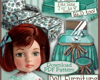 Op de afbeelding: Een vintage PDF-patroon voor poppenmeubels, met een turquoise bank, fauteuil, kaptafel en kruk. Het patroon is ontworpen voor poppen van 19 tot 23 cm. De tekst op de afbeelding luidt "re-sized! Fits Size 7 1/2" to 9" Dolls BED too!" en "Download PDF Pattern Doll Furniture VintagePattern".