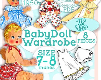 Op de afbeelding: Vintage naaipatroon voor een babypop garderobe. Het patroon bevat acht onderdelen voor een pop van 18-20 cm, waaronder een jurk, een nachtjapon, een luier en een muts. Het patroon is uit de jaren 1950 en is getiteld "Baby Doll Wardrobe".