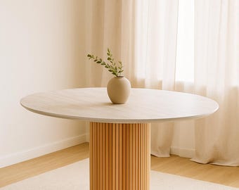 Mesa de comedor redonda versátil para reuniones íntimas: ¡extensible y elegante!
