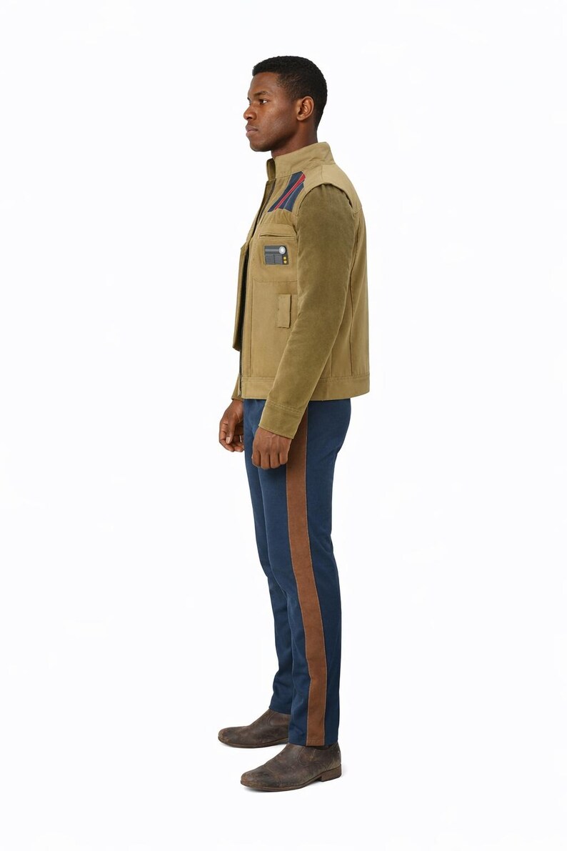 K&ouml;nnte beinhalten: Beige Jacke mit hohem Kragen und kleiner Tasche auf der Brust. Die Jacke hat einen dunkelgr&uuml;nen &Auml;rmel und wird mit einer blauen Hose mit braunem Streifen an der Seite kombiniert. Die Person tr&auml;gt braune Schuhe.