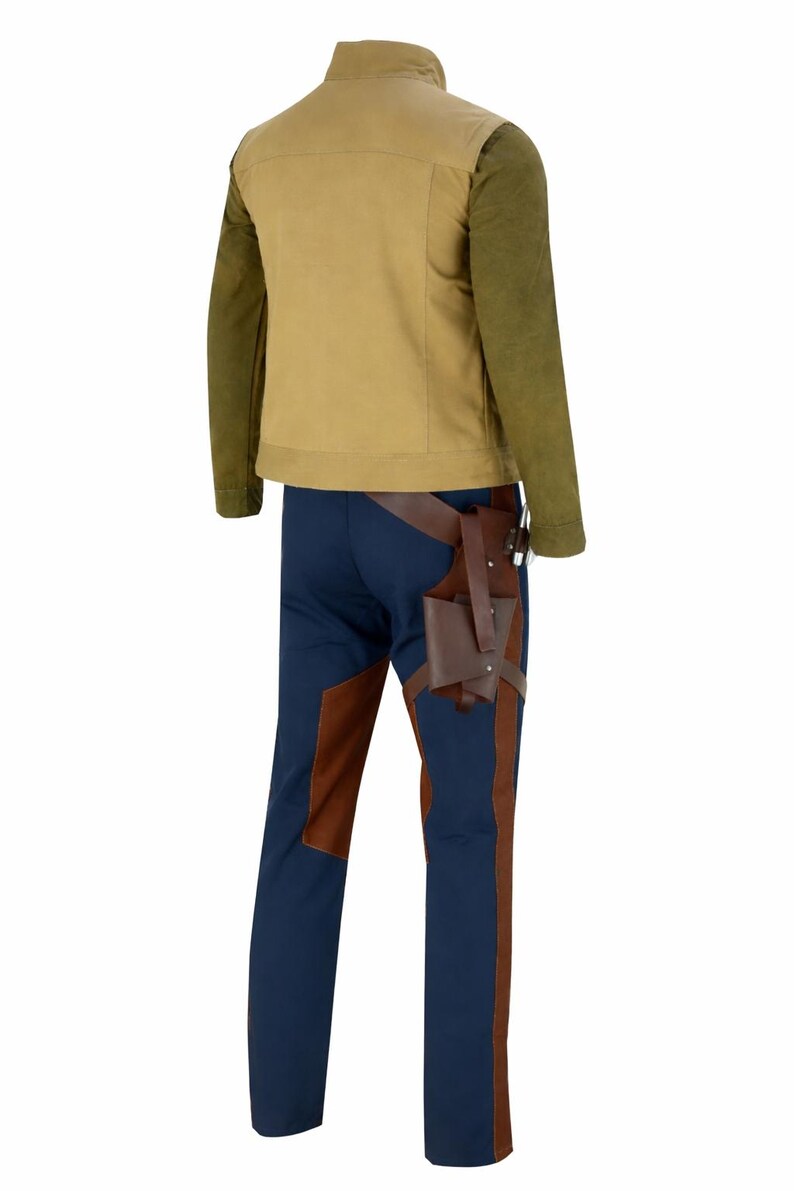 K&ouml;nnte beinhalten: Ein Kost&uuml;mset mit einer beigefarbenen Jacke mit olivgr&uuml;nen &Auml;rmeln, einer marineblauen Hose mit braunen Aufn&auml;hern und einem braunen Holster. Die Jacke hat einen Stehkragen. Die Hose hat eine schmale Passform. Das Holster ist an einem braunen G&uuml;rtel befestigt.