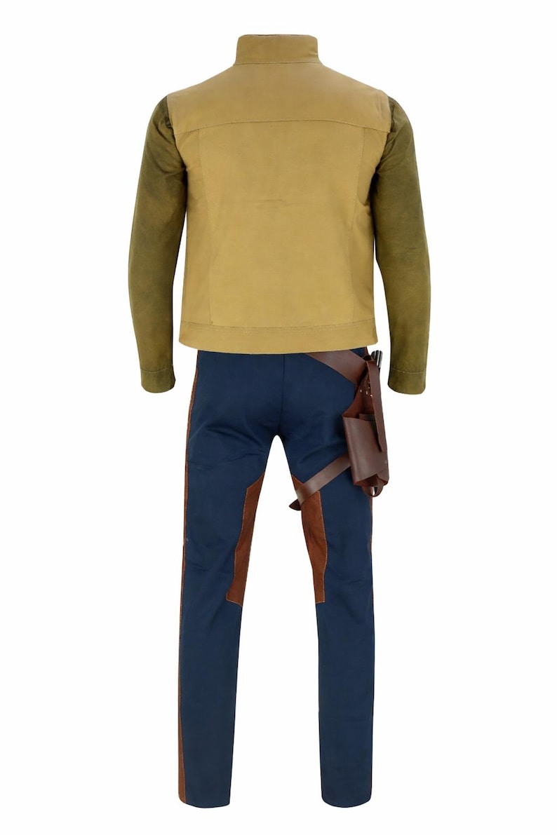 K&ouml;nnte beinhalten: Ein Kost&uuml;mset mit einer beigefarbenen Jacke mit olivgr&uuml;nen &Auml;rmeln, einer marineblauen Hose mit braunen Akzenten und einem braunen Holster. Die Jacke hat einen Stehkragen. Die Hose hat braune Eins&auml;tze an den Seiten.