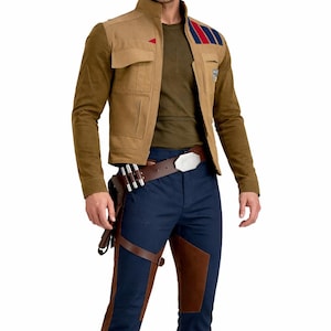 K&ouml;nnte beinhalten: Eine beige Jacke mit rotem Akzent und blau-roten Streifen auf der Schulter. Das Outfit umfasst ein gr&uuml;nes Hemd, marineblaue Hose mit braunen Akzenten und einen braunen G&uuml;rtel mit silberner Schnalle. Eine Halterung mit silbernen Zylindern ist am G&uuml;rtel befestigt.