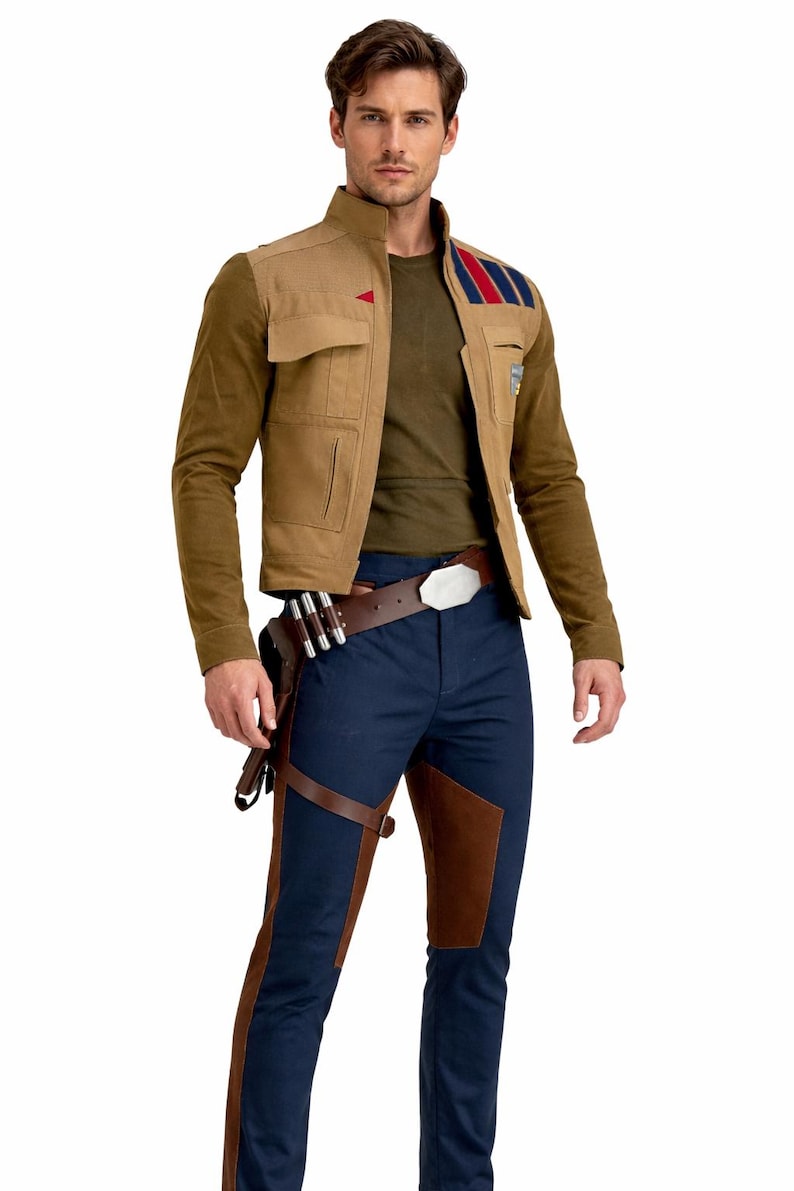 K&ouml;nnte beinhalten: Eine beige Jacke mit rotem Akzent und blau-roten Streifen auf der Schulter. Das Outfit umfasst ein gr&uuml;nes Hemd, marineblaue Hose mit braunen Akzenten und einen braunen G&uuml;rtel mit silberner Schnalle. Eine Halterung mit silbernen Zylindern ist am G&uuml;rtel befestigt.