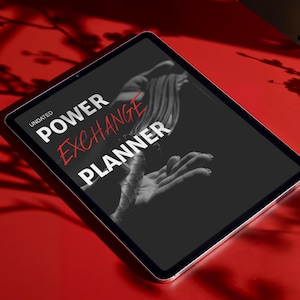 Pode incluir: Uma imagem em preto e branco de uma mão segurando uma corda na tela de um tablet. O texto "UNDATED POWER EXCHANGE PLANNER" é exibido em vermelho na tela.