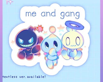 Peut inclure: Un autocollant découpé représentant trois créatures de dessin animé avec le texte "me and gang" au-dessus. La figure de gauche est violet foncé avec une queue pointue, celle du centre est bleu clair et celle de droite est jaune pâle avec une auréole bleue.