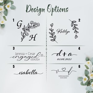 Op de afbeelding: Een grafische ontwerp-optieskaart met 6 verschillende ontwerpen voor huwelijks- of verlovingaankondigingen. De ontwerpen omvatten bloemelementen, initialen, namen en datums. De ontwerpen zijn genummerd van 1 tot en met 6.