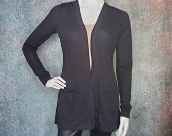 Vrouwen zwart vest, zwarte trui, vest met zakken, trui met lange mouwen, lichtgewicht vest, cadeau voor haar, open vest aan de voorkant