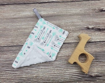 Gender Neutral  Baby Crinkle Square, Gray and Green Arrow Toy, Baby Sensory Toy, Baby Shower Gift, Krinkle Paper, Baby Gift Set, Tag Toy