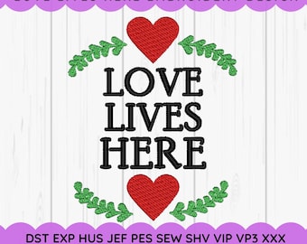 Love Lives Here Maschinenstickerei, Stickdatei Haus und Outdoor Dekor, Familien Sprüche Stickdatei, Bauernhaus Kissen Spruch