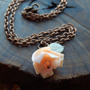 Collar de conchas marinas - delicado collar de flores en roseta de coral - collar de sirena - bohemio - delicado y femenino - regalo para niña de las flores