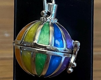 CONJUNTO PARA PRESENTE: Globo Prateado Arco-Íris | Colar com Pingente Iluminado Feito à Mão | Cores do Arco-Íris com Brincos + Lâmpada Reserva | Vendedor do Reino Unido