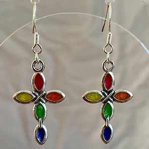 Korsformade örhängen | Regnbåge | Handgjorda korsörhängen med hartsinlägg och allergivänliga örngott eller silverkrokar | Säljare i Storbritannien