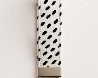 Handgemaakte sleutelhanger-polsband | Zwart-witte stoffen sleutelhanger