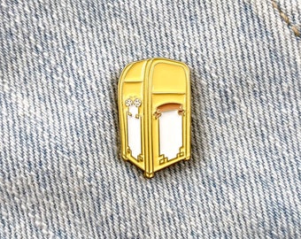 Magic Kingdom Entrance Plaza – Disney World Trash Can Pin