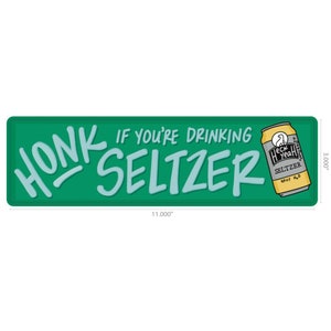 Puede incluir: Un letrero verde y blanco con el texto "Honk if you're drinking Seltzer" y una ilustración de dibujos animados de una lata de agua con gas con el texto "Heck Yeah Seltzer Spicy H2O". El letrero mide 28 cm de ancho y 7,6 cm de alto.