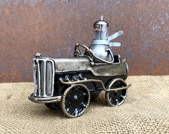 Escultura de robot de carreras de metal hecha a mano: arte de coche steampunk
