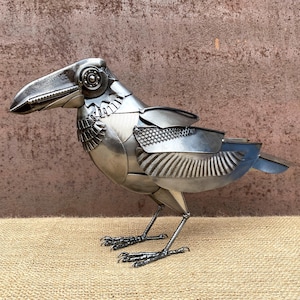 Escultura de cuervo de metal soldado – Estatua de cuervo hecha a mano, arte en metal, decoración steampunk.