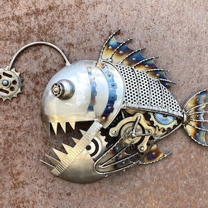 アンコウの壁掛け金属彫刻 - スチームパンクな溶接魚、金属アート、魚の金属装飾、手作りの壁掛け彫刻、壁掛け金属装飾、ユニークなギフト