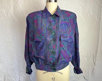 Kurtka z jedwabiu w stylu paisley z lat 90. w stylu dark academia z lat 80.
