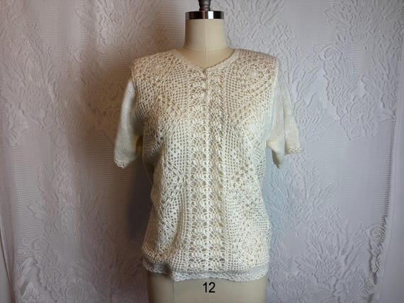 Pull grand-mère en tricot à manches courtes avec boutons nacrés et