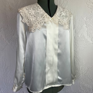 Chemisier foncé académique en satin avec col plat en dentelle années 90, est-ce que l&#39;esthétique édouardienne est claire - Terra Exchange vintage