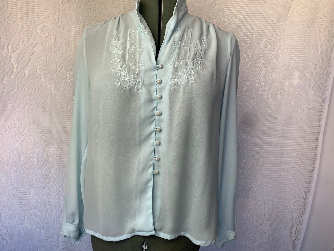 Blusa Bordada Azul Claro Cuello Alto Botones De Perlas Con Cuentas