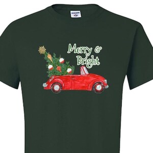 Camiseta de Navidad / VW Bug Convertible y árbol de Navidad / Merry and Bright / Ladies Camiseta / Camisa de Navidad / Regalo para mujeres imagen 2