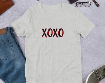 Valentine's Day T-Shirt - Kisses and Hugs in Trendy Buffalo Plaid - Cute T-Shirt for Women and Girls