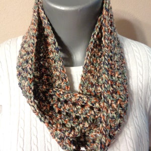Flerfärgad Infinity-halsduk: Lila, Rost & Grön - Lätt stickad