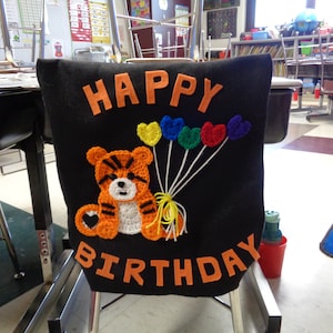 Happy Birthday stoelhoes voor in de klas of thuis, kleinere stoelhoes van vilt en gehaakt met tijger, op bestelling gemaakt
