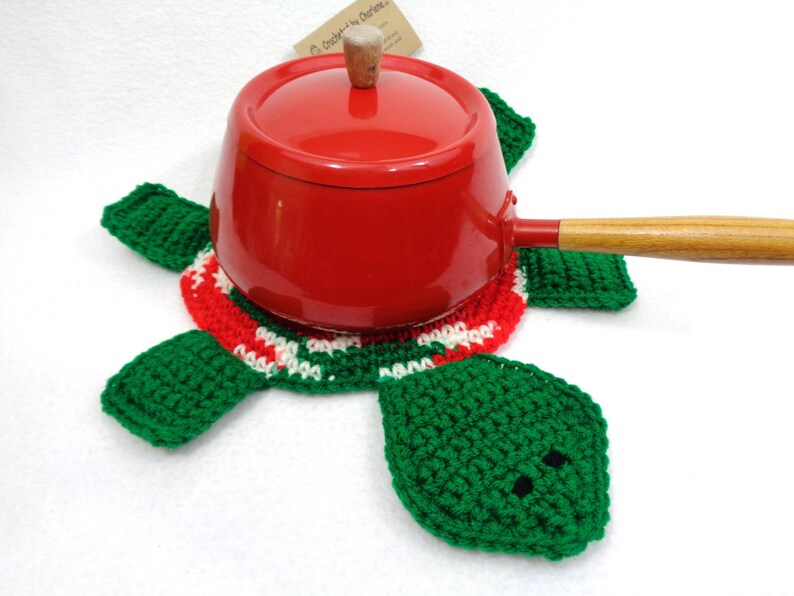 Turtle Hot Pad Crocheted Christmas Colors Pot Holder, Gift for Teacher, Fun Kitchen Accessory, Present for Friend, Christmas Decoration image 2