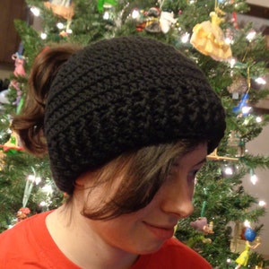 Gorro de cola de caballo de crochet: gorro negro con moño despeinado, ideal para el invierno