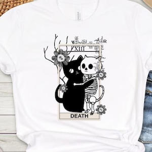 Camiseta de gato do Tarô da Morte, camiseta de gato esqueleto gótico, design de abraço de gato preto, camiseta de lona da Bella Bruxa, blusa com estampa ocultista, ideia de presente de bruxa