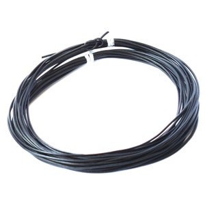 Könnte beinhalten: Aufgewickeltes Bündel aus schwarzem Lederband, fest gewickelt und mit weißem Klebeband gesichert. Das Band erscheint glatt und gleichmäßig, geeignet für verschiedene Bastelprojekte. Das Bild ist vor einem weißen Hintergrund.