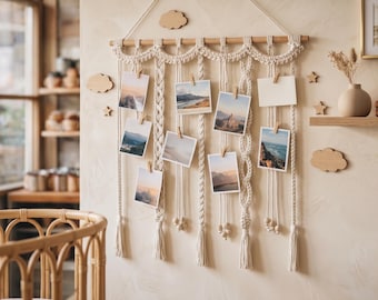 Decorazione da parete in stile boho con supporto a clip e galleria fotografica in macramè realizzata a mano.