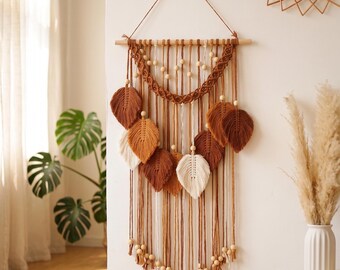 Grande decorazione murale in macramè – Arte tessile dai toni autunnali con dettagli a foglia in stile boho