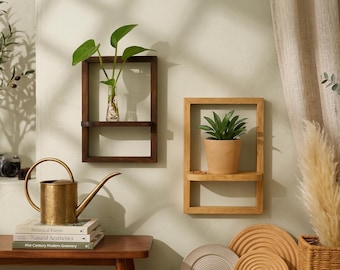 Mensola minimalista in rovere massello con teca e ripiano espositivo integrato per piante.