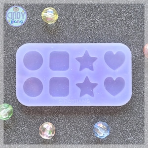 Puede incluir: Juego de tres tazas de cerámica con acabado mate moteado. Cada taza presenta un color diferente: azul claro, crema y gris. Las tazas tienen un diseño simple y moderno y un asa cómoda.