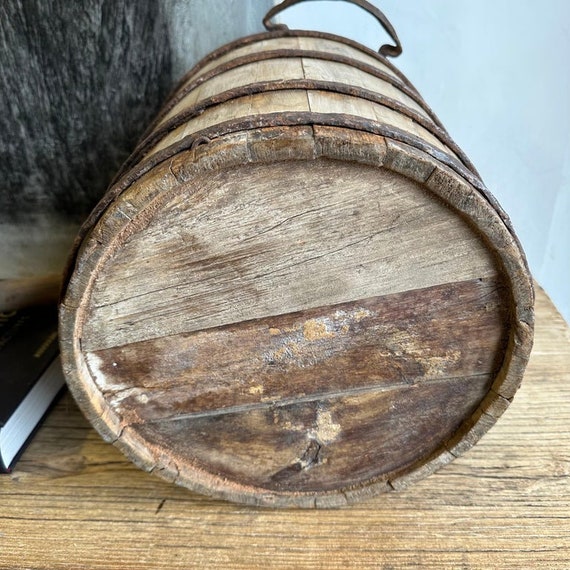 WOODEN BUCKET IN DIAMETER 15 CM WITH CORD AS A HANDLE