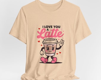 Könnte beinhalten: Ein beiges T-Shirt mit einer Comic-Kaffeebecher-Grafik und dem Text "I love you a Latte".