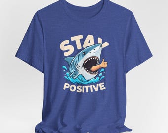 Koszulka Stay Positive Shark, Zabawna koszulka, Zabawna koszulka graficzna, Zabawna koszulka Shark, Prezent dla miłośników oceanu, Prezent dla niego, Prezent dla niej