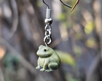 Pendientes colgantes de ranita hechos a mano – Joyería minimalista inspirada en la naturaleza, regalos para ella.
