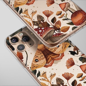Pode incluir: Duas capas de telefone transparentes com um design com tema da natureza. As capas apresentam ilustrações de cogumelos, mariposas e folhagens em tons de castanho, laranja e verde. As capas são mostradas em ângulo, com as lentes da câmera visíveis.
