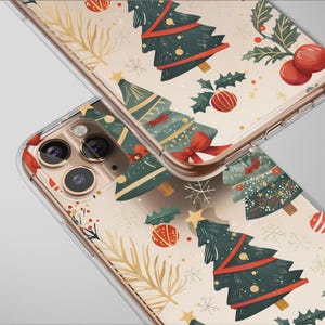 Op de afbeelding: Transparante telefoonhoesjes met een feestelijk kerstboomontwerp. De hoesjes hebben groene kerstbomen met rode strikken en ornamenten, gouden sterren en rode bessen. De hoesjes zijn versierd met gouden en witte accenten.